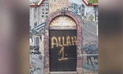 İstanbul’da kilise kapısına yazılama yapıldı