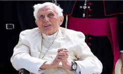 ​Papa 16. Benedict, çocuk tacizi davasında yanlış beyanda bulunduğunu kabul etti: ‘Bu hatayı affedin