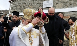 Patrik Bartholomeos ile Yunanistan Dışişleri Bakan Yardımcısı Gökçeada`da ayine katıldı