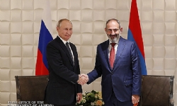 Nikol Pashinyan, Vladimir Putin hold phone talk