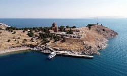 ​Van Akhtamar Adası’ndaki Surp Haç Ermeni Kilisesi’ni bu yıl 15 bin kişi ziyaret etti