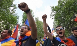 Paşinyan`sız Ermenistan` protestoları: Göstericiler başkent Erivan`da ana yollara barikat kurdu