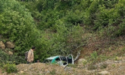 ​Azerbaycan askerleri Karabağ`da yolcularla dolu bir arabayı vadiye düşürdüler