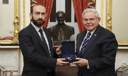 ​Ermenistan Dışişleri Bakanı, ABD Senatosu Dış İlişkiler Komitesi Başkanı Bob Menendez ile bir araya