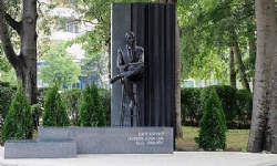 ​Bulgaristan`da dünyaca ünlü Ermeni şarkıcı Aznavour`un heykeli açıldı