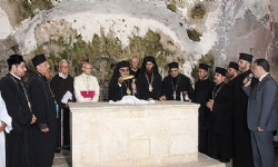 Dünyanın ilk mağara kilisesi St. Pierre`de ayin