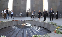 ​Alman bakanın başkanlığındaki heyetten Ermeni Soykırımı anıtına ziyaret