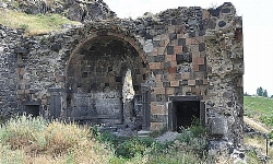 ​Kars’ta defineciler kiliseyi kazdı