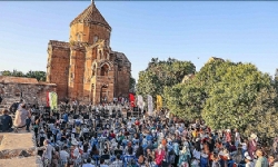 Akdamar Adası`nda çok dilli konser