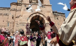 Tarihi Akdamar Kilisesi’nde 10’uncu ayin