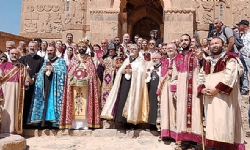 Tarihi Akdamar Kilisesi`ndeki ayine gelenlerden ayakbastı ve ulaşım parası alındı