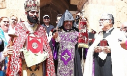 ​Akdamar Kilisesi’nde 10’uncu ayin yapıldı, Ermeniler Van’dan mutlu ayrıldı