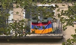 Paris’te Ermeni bayrağı