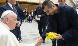 Ermeni futbol yıldızı, Papa Franciscus`a formasını hediye etti