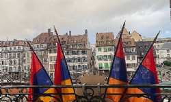 ​Strasbourg Belediye Binası üzerinde Ermeni halkıyla dayanışma işareti olarak Ermenistan bayrağı dal