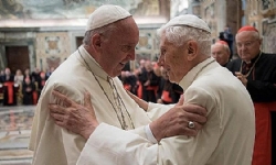 ​Papa Francesco: Emekli Papa Benedictus çok hasta, dua edin