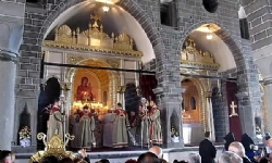 7 yıl kapalı kalan kilisede ilk Noel Ayini