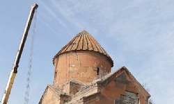 ​Türkiye sınırındaki Haykadzor köyünün Surp Grigor Lusavoriç kilisesinin haçı kutsandı