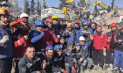 Türk, Ermeni ve ABD’li arama-kurtarma ekipleri, Adıyaman’da enkaz altında kalan 2 genç kadını sağ o