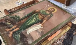 Kilise enkazından çıkan tarihi eserler müzeye teslim edildi