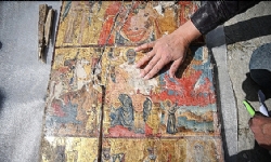 ​Depremde yıkılan kilisenin enkazından çok sayıda ikona ve İncil çıkarıldı