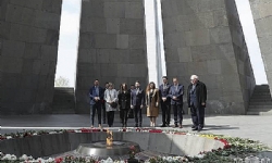 ​Polonyalı milletvekilleri, Ermeni Soykırımı Anıtı`nı ziyaret etti