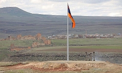 Ermenistan-Kars sınırındaki Kharkiv köyünde yeni bir Ermenistan bayrağı dikildi