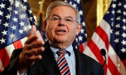 Robert Menendez: Dağlık Karabağ`da zarar görenlere daha çok insani yardım göndermeyi ısrar ediyorum