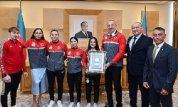 ​Aliyev, Ermenistan`da madalya kazanan Türk haltercilerle görüştü