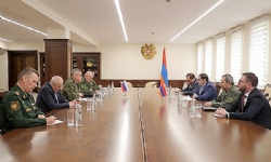 ​Ermenistan Savunma Bakanı Aleksandr Lentsov`u kabul etti