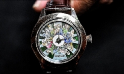 ​Türk sanatçı ustalık eseri olarak Papa`ya özel saat tasarladı