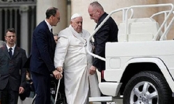 Papa Francis geçirdiği mide ameliyatının ardından taburcu oldu