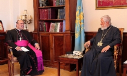 ​Kilikya Büyük Evi Katolikosu I. Aram, Papalık temsilcisiyle Artsakh`taki krizi görüştü