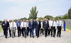​Cumhurbaşkanı Kaçaturyan, Hamahaygagan Oyunları katılımcılarıyla Tsitsernakaberd`i ziyaret etti