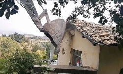 Vakıfköy`de ağır hasarlı evlerin yıkımına başlandı