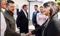 Armenia PM’s wife in Kyiv, shakes Zelenskyy`s hand