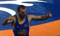 ​Ermeni güreşçi Azerbaycanlı rakibini yendi