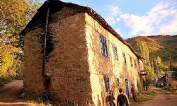 Ermenilerden kalan 100 yıllık evin duvarından hiç indirilmedi!