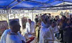 Antakya`da yıkıntılar arasında Noel