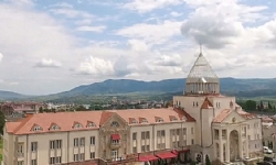 ​Stepanakert`teki Armenia Oteli ve Gençlik Sarayı Azerbaycanlı vandalların hedefi oldu