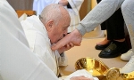 Papa, kadın mahkumların ayaklarını yıkayıp öptü