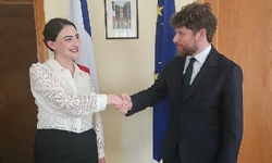 ​Fransa`nın Ermenistan Büyükelçisi Dağlık Karabağlı öğrenciyle bir araya geldi
