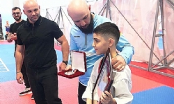 Ermeni çocuk, squat yarışında rekor kırdı