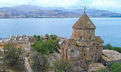 Yaşar Kemal`in kurtardığı Akdamar Kilise`sinde 12`nci ayin