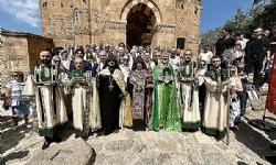Ոգեւոր Ուխտագնացութիւն Դէպի Աղթամար Անգամ Մը Եւս Ս. Պատարագ Մատուցուեցաւ Աղթամարի Ս. Խաչ Տաճարի Մէջ