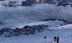 Ermeni askerler Elbruz Dağı`nın en yüksek zirvesini fethetti