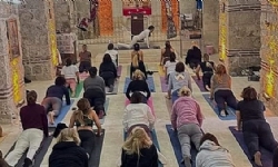 Tarihi kilisede yoga seasına büyük tepki