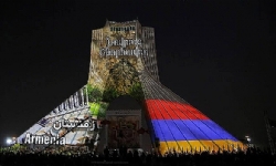 Tahran`ın simgesi olan Azadi Kulesi, Ermenistan bayrağının renkleriyle ışıklandırıldı