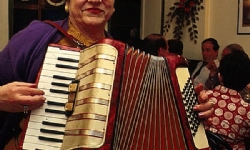 Madam Anahit de 22 yıl önce bugünlerde, 29 Ağustos’da gitti. Kulağımda o eski şarkı: “Benim göynüm s