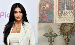 Kim Kardashian milyonlarca takipçisine San Lazzaro Adası`ndaki Ermeni el yazması koleksiyonunu göst